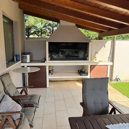 Small House Tia With Private Pool Apartmán *